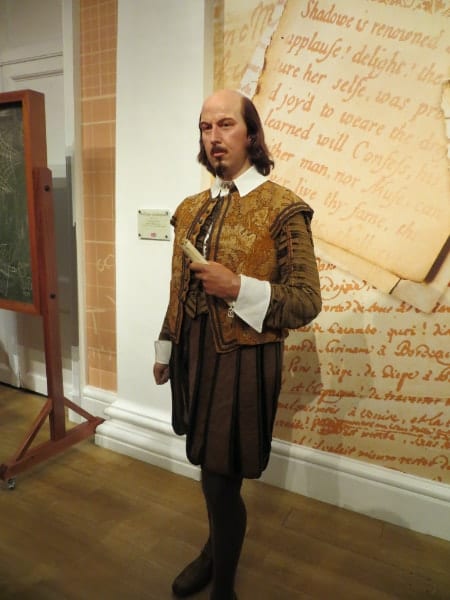 Londra’daki Madam Tussauds Müzesi’nde sergilenen Shakespeare heykelinin boydan görüntüsü