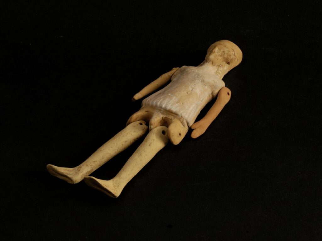 Roma döneminden kalma oyuncak bebek