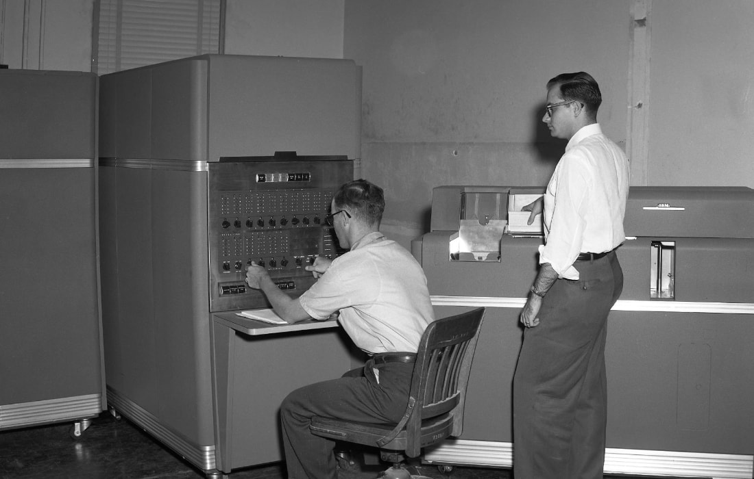 IBM 650Görsel kaynağı: Wikipedia (Cushing Memorial Library and Archives)