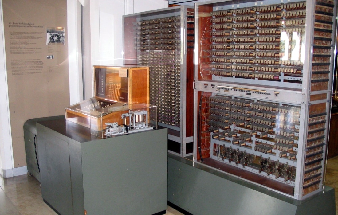 Tasarımına 1935’te başlanan, yapımı 1941’de tamamlanan Z3 ilk programlanabilen, tam otomatik, dijital bilgisayardı. Ağırlığı yaklaşık 1 tondu.Görsel kaynağı: Wikipedia (Venusianer)