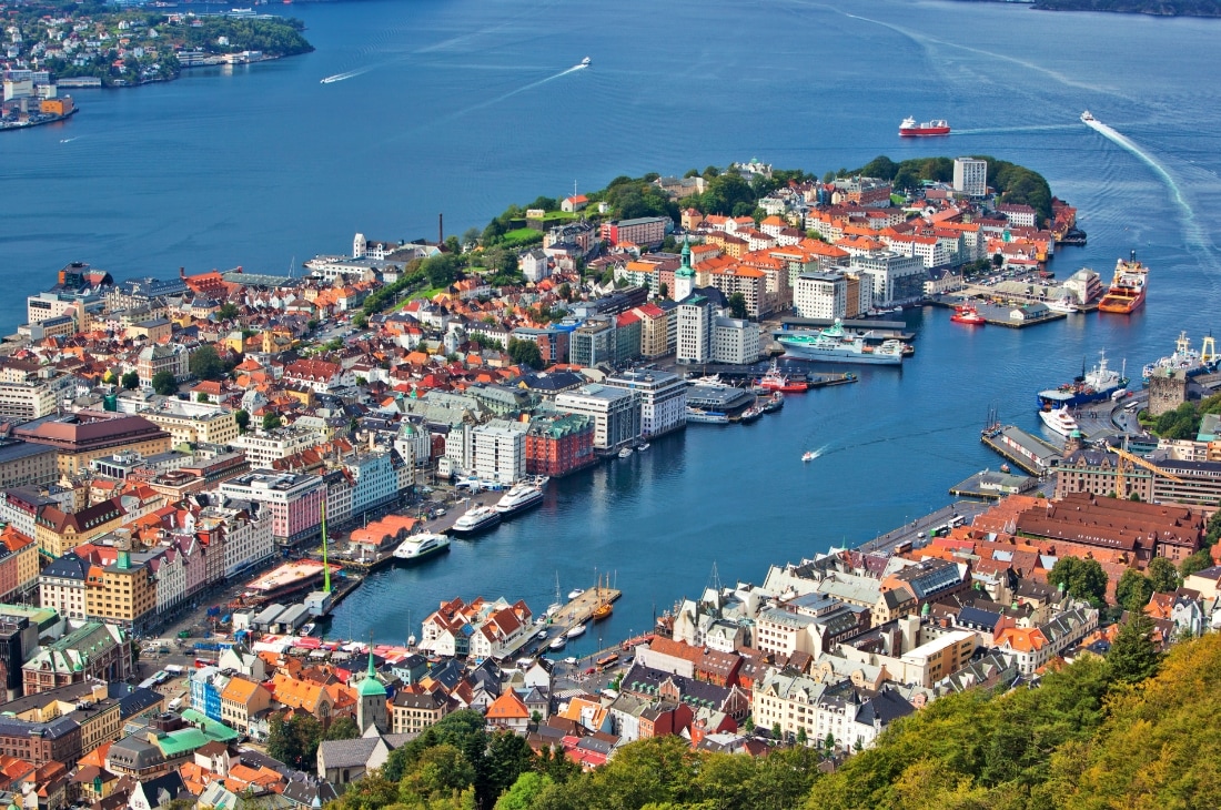 Bergen
Ülkenin ikinci büyük kenti Bergen, Orta Çağ’dan kalma binaları, renkli ahşap evleri ve dar sokaklarıyla ünlü, tarihi bir liman kentidir. UNESCO Dünya Mirası Listesi’nde yer alır.
