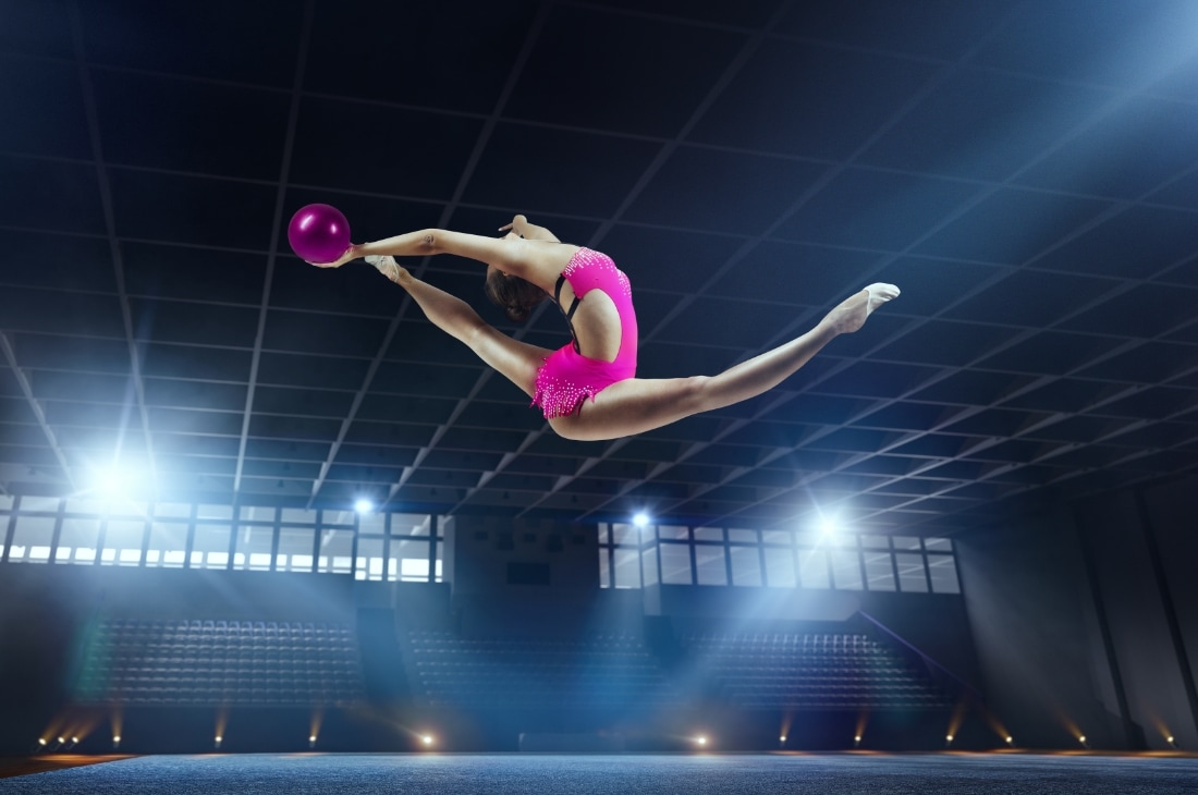 Ritmik cimnastik, cimnastiğin yalnızca kadınların yaptığı bir dalıdır. Olimpiyatlarda 1984’ten itibaren yer almaktadır.