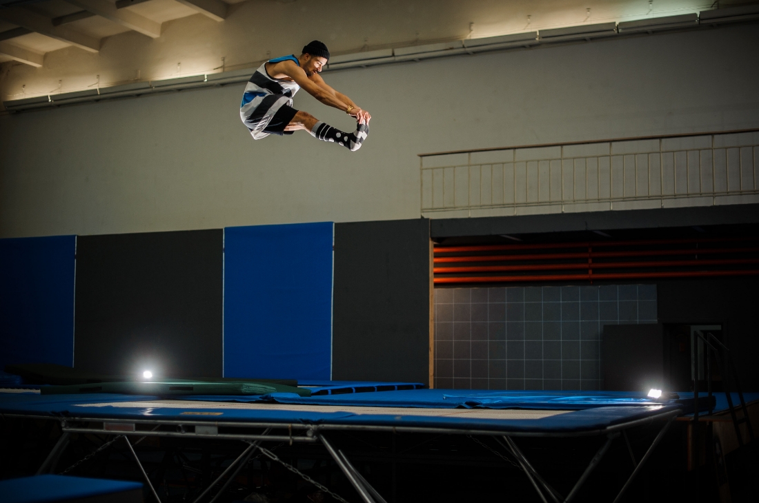 Cimnastikçiler trambolin üzerinde yukarı aşağı zıplarlar. Havadayken akrobatik hareketler yaparlar.