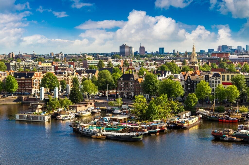 Nüfusu 1,2 milyon olan Amsterdam renkli kanalları, tarihi binaları ve müzeleriyle ünlüdür. Van Gogh Müzesi, Madam Tussaud Mumya Müzesi ve Rijksmuseum gibi önemli müzelerin yanı sıra Vondelpark gibi onlarca park ve bahçe de görülmeye değer.