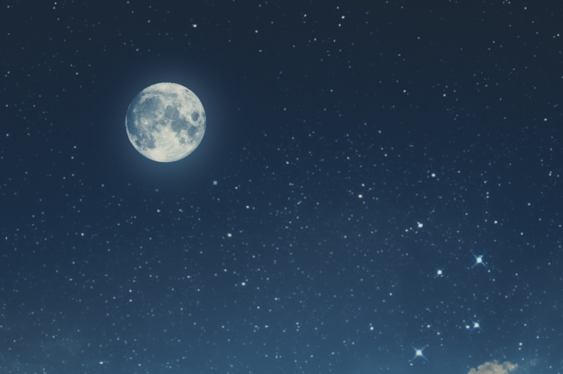 Geceleri yeryüzünü aydınlatan Ay dört haftada bir gökyüzünde gördüğümüz daire şeklindeki desenlerden biridir.