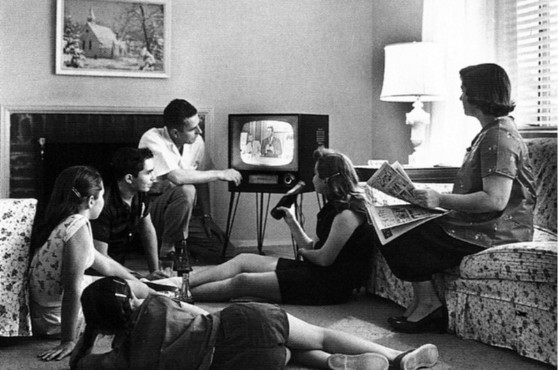 1958 yılında bir aile televizyon izliyor. Haberleşmenin tarihi.