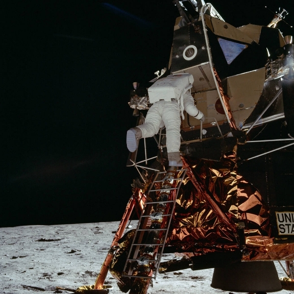 Edwin “Buzz” Aldrin’in Ay Modülü Kartal’dan Ay’ın yüzeyine inişi.